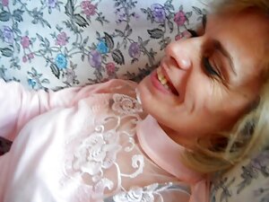Une blonde mature fi ...
